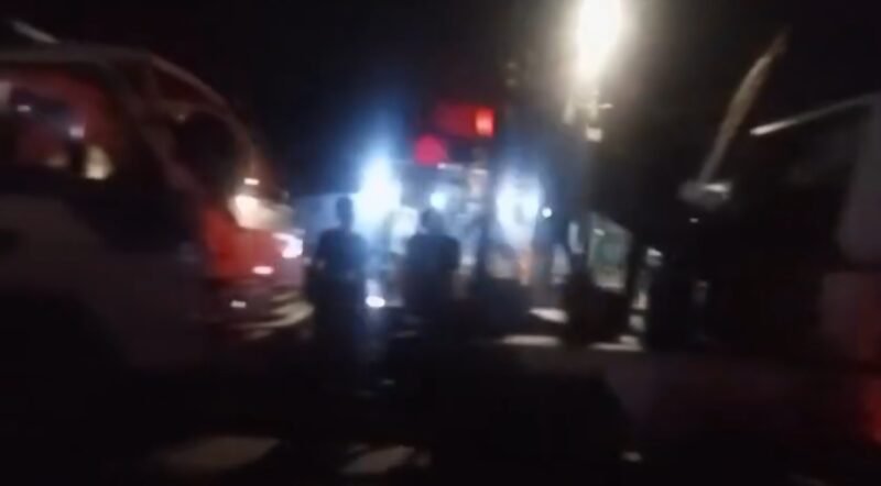 Petugas saat mengevakuasi truk terguling di tanjakan Pesing arah Grogol, Jakarta Barat. (Foto: dok. Screenshoot/Ist).
