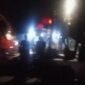 Petugas saat mengevakuasi truk terguling di tanjakan Pesing arah Grogol, Jakarta Barat. (Foto: dok. Screenshoot/Ist).