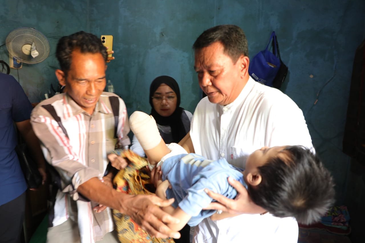 Bupati Beri Dorongan Semangat Dan Serahkan Bantuan Kursi Elektrik Kepada Anak FM Pasca Operasi Akibat Kecelakaan