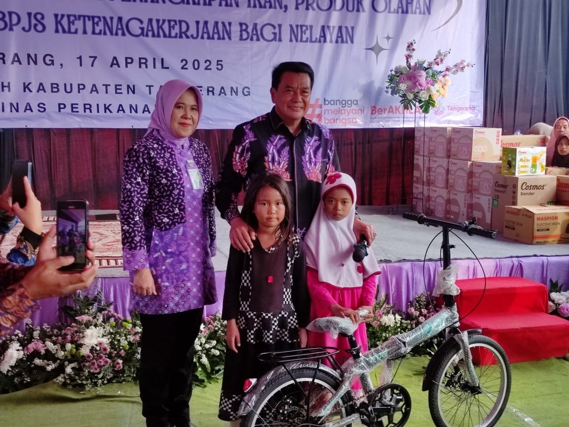 Penyerahan Bantuan Kapal 5 GT Sarana Penangkapan Ikan, Produk Olahan Ikan dan Bantuan Premi (BPJS) Ketenagakerjaan Bagi Nelayan