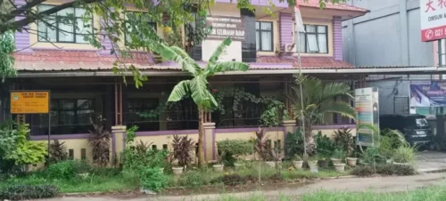 POTRET: Kantor Kelurahan Dadap yang tak ada aktivitas di jam kerja. (Foto: suararealitas.co).