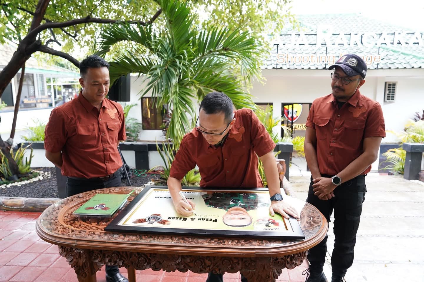 Penandatanganan AD/ART Praja Rakcaka Shooting Club oleh Pangdam IX/Udayana dan ketum PRSC