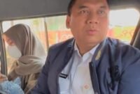 Momen Wali Kota Jakarta Barat, Uus Kuswanto menikmati naik transportasi umum saat menuju kantornya. (Foto: Istimewa).