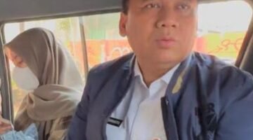 Momen Wali Kota Jakarta Barat, Uus Kuswanto menikmati naik transportasi umum saat menuju kantornya. (Foto: Istimewa).