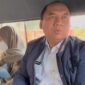 Momen Wali Kota Jakarta Barat, Uus Kuswanto menikmati naik transportasi umum saat menuju kantornya. (Foto: Istimewa).