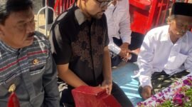 Bupati Nganjuk, Marhaen Djumadi saat melakukan ziarah dan tabur bunga di makam aktivis buruh legendaris, Marsinah. (Foto: Istimewa).