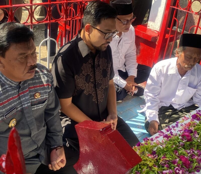 Bupati Nganjuk, Marhaen Djumadi saat melakukan ziarah dan tabur bunga di makam aktivis buruh legendaris, Marsinah. (Foto: Istimewa).