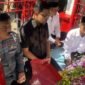 Bupati Nganjuk, Marhaen Djumadi saat melakukan ziarah dan tabur bunga di makam aktivis buruh legendaris, Marsinah. (Foto: Istimewa).