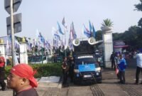 Aksi damai buruh yang tergabung di KSPSI. (Foto: suararealitas.co).