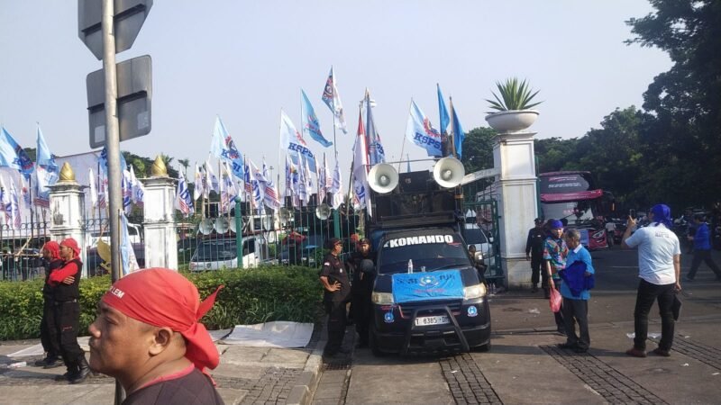Aksi damai buruh yang tergabung di KSPSI. (Foto: suararealitas.co).