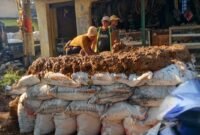 Penampakkan aktivitas galian pipa PDAM TKR yang beroperasi di jam-jam sibuk. (Foto: suararealitas.co).