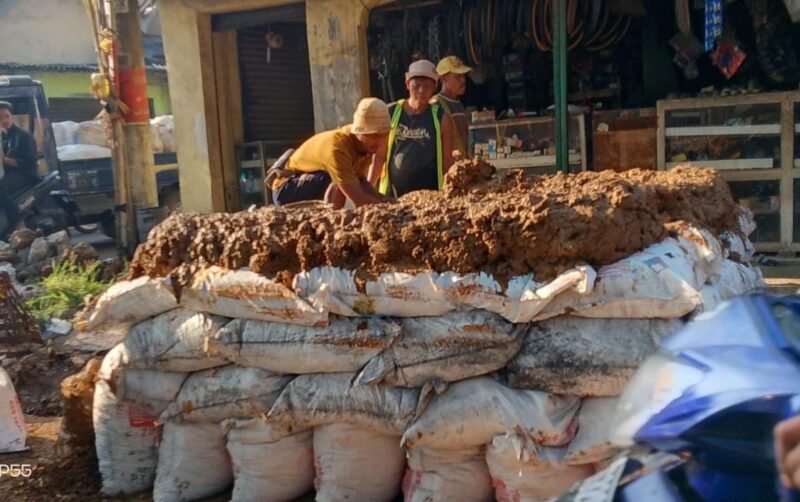 Penampakkan aktivitas galian pipa PDAM TKR yang beroperasi di jam-jam sibuk. (Foto: suararealitas.co).