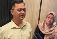 Kepala BPJS Kesehatan Cabang Jakarta Barat, Unting Patri Wicaksono Pribadi saat menjelaskan inovasi program Rehab 2.0 bagi peserta. (Foto: suararealitas.co).
