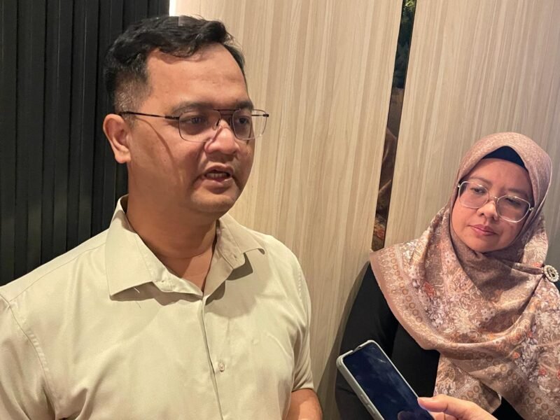 Kepala BPJS Kesehatan Cabang Jakarta Barat, Unting Patri Wicaksono Pribadi saat menjelaskan inovasi program Rehab 2.0 bagi peserta. (Foto: suararealitas.co).