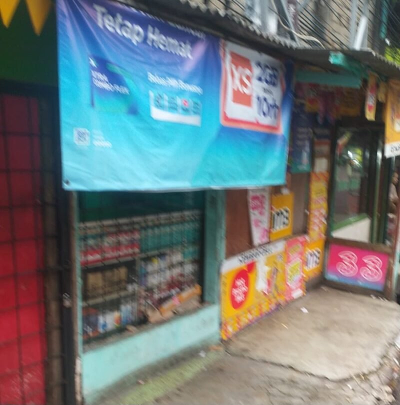 KETAHUAN: toko berkedok konter ponsel di Jatinegara, Cakung, Jakarta Timur, kedapatan menjual pil setan alias pil koplo. (Foto: Ekslusif suararealitas.co/Han).