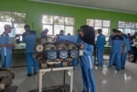 Para siswa SMKN 10 Kabupaten Tangerang kejuruan Aerframe Power Plant saat sedang melakukan uji praktek dasar motor/mesin penggerak pada pesawat terbang. (Foto: suararealitas.co).