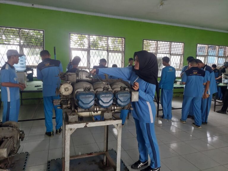 Para siswa SMKN 10 Kabupaten Tangerang kejuruan Aerframe Power Plant saat sedang melakukan uji praktek dasar motor/mesin penggerak pada pesawat terbang. (Foto: suararealitas.co).