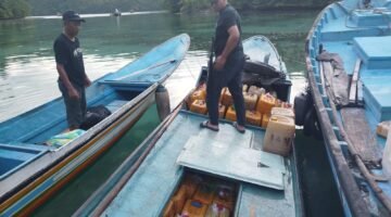 Ditpolairud Polda Banten saat berhasil mengamankan 2,2 ton BBM Subsidi jenis Solar di Perairan Mandel. (Foto: Istimewa).
