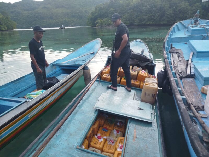 Ditpolairud Polda Banten saat berhasil mengamankan 2,2 ton BBM Subsidi jenis Solar di Perairan Mandel. (Foto: Istimewa).