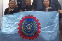Enam mahasiswa Politeknik Ketenagakerjaan saat melakukan kunjungan ke PUK FSPTI-KSPSI Transjakarta. (Foto: Istimewa).