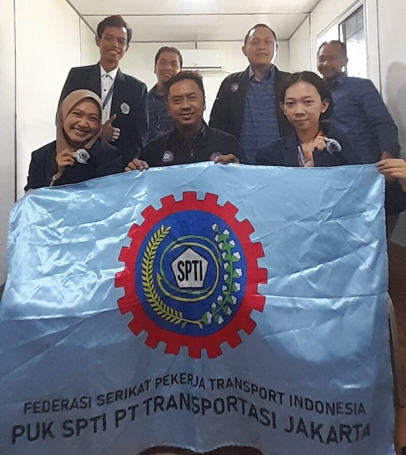 Enam mahasiswa Politeknik Ketenagakerjaan saat melakukan kunjungan ke PUK FSPTI-KSPSI Transjakarta. (Foto: Istimewa).
