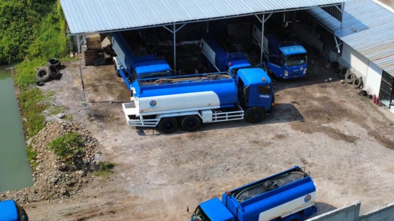 KETAHUAN: enam kendaraan transportir berlogo PT Sri Karya Lintasindo terpantau kamera drone sedang terparkir dan salah satunya menyedot solar dari sebuah tong besar yang diisi solar dari jerigen. (Foto: Ekslusif/Ist).