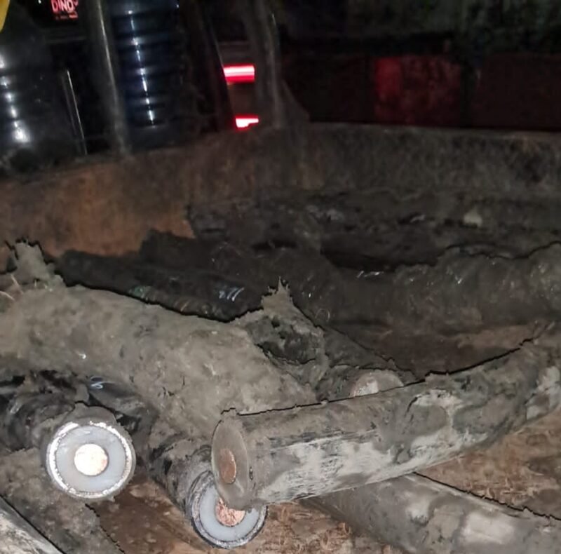 KETAHUAN: kendaraan mobil engkel maupun pick-up saat mengangkut beberapa kabel yang sudah terpotong akan dibawa dan dipasarkan. (Foto: Ekslusif suararealitas.co).