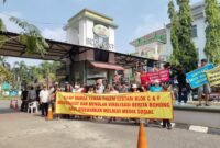 Ratusan warga RW 018 Taman Palem Lestari, Blok C dan F, Cengkareng, Jakarta Barat, saat gelar aksi damai guna bentuk memberikan pemahaman kepada masyarakat agar berhati-hati dan menyaring informasi yang tidak benar atau hoax. (Foto: Ekslusif suararealitas.co).