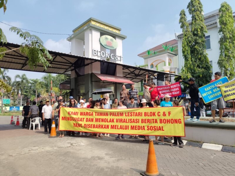 Ratusan warga RW 018 Taman Palem Lestari, Blok C dan F, Cengkareng, Jakarta Barat, saat gelar aksi damai guna bentuk memberikan pemahaman kepada masyarakat agar berhati-hati dan menyaring informasi yang tidak benar atau hoax. (Foto: Ekslusif suararealitas.co).