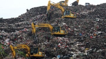 Sudin LH Jakut mencoreng muka Mas Pram selaku Gubernur DKJ, atas perilaku Oknum ASN setingkat Satpel di wilayah Jakarta Utara yang melakukan penarikan retribusi sampah dengan cara yang salah dengan masuk ke rekening pribadi, dimana DKJ sedang berupaya melakukan gerakan percepatan penanggulangan sampah di DKJ dengan teknologi ramah lingkungan guna mengurai tumpukan Gunung Sampah di TPST Bantar Gebang, malah berbanding terbalik? (Foto: ANTARA/Risky Andrianto/Ist).