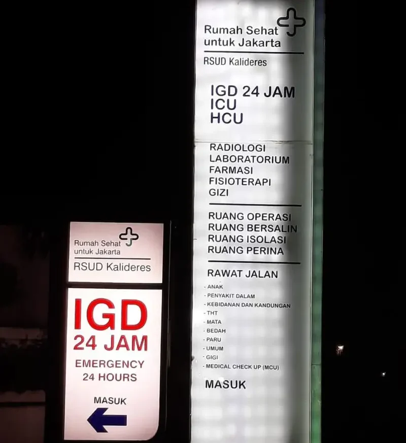 TERPANTAU: suasana kondisi malam hari pada Senin (23/6/2025) di RSUD Kalideres, Jakarta Barat. (Foto: suararealitas.co).