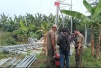 Lantaran nekad beroperasi, Satpol PP Kota Tangerang saat menyegel kembali pembangunan menara BTS Buaran Indah yang berujung penyitaan genset dan takel para pekerja. (Foto: Ekslusif suararealitas.co/Dedi F).