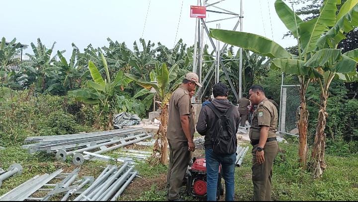 Lantaran nekad beroperasi, Satpol PP Kota Tangerang saat menyegel kembali pembangunan menara BTS Buaran Indah yang berujung penyitaan genset dan takel para pekerja. (Foto: Ekslusif suararealitas.co/Dedi F).