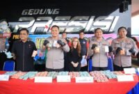 Polres Metro Bekasi Kota saat berhasil ungkap modus baru peredaran narkotika ekstasi dalam bentuk kapsul. (Foto: Istimewa).