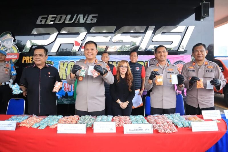 Polres Metro Bekasi Kota saat berhasil ungkap modus baru peredaran narkotika ekstasi dalam bentuk kapsul. (Foto: Istimewa).
