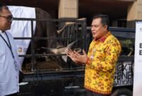 Sekretaris Kota (Sekko) Jakarta Barat, Firmanudin Ibrahim saat terima amanah titipan hewan kurban dari PT Kawan Lama Sejahtera, Arko. (Foto: Istimewa).