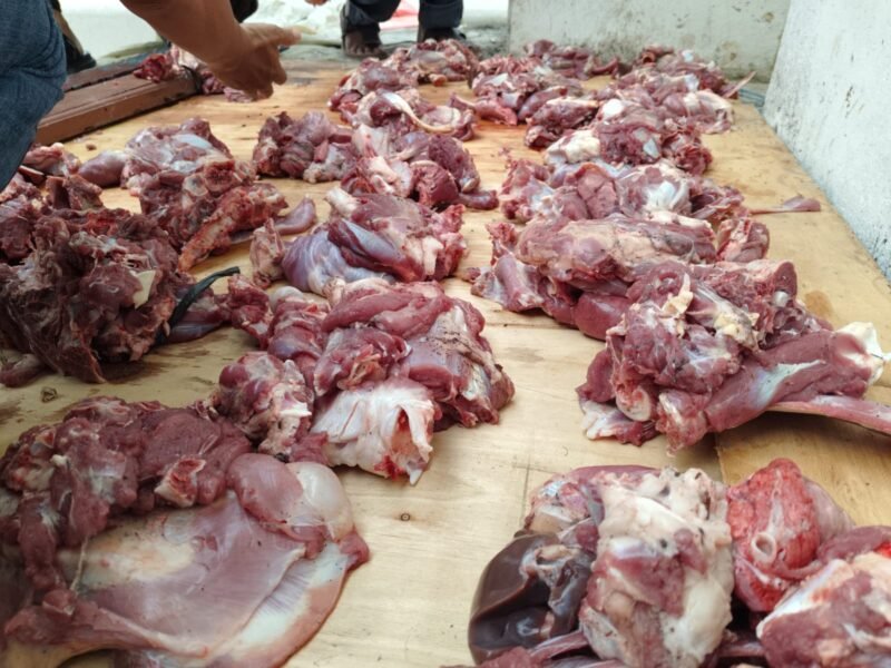 Daging hewan kurban milik PWI Pokja Wali Kota Jakbar yang siap dibagikan kepada pengurus maupun anggotanya. (Foto: Dok.PWI Pokja Wali Kota Jakbar/Ist).