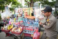 Satpol PP Jakbar saat menertibkan PKL liar di kawasan Kota Tua yang melanggar aturan. (Foto: Istimewa).