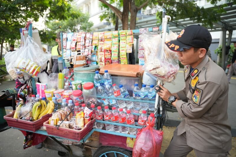 Satpol PP Jakbar saat menertibkan PKL liar di kawasan Kota Tua yang melanggar aturan. (Foto: Istimewa).