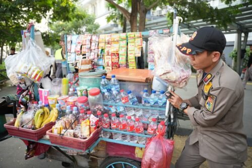 Langgar Aturan, Satpol PP Jakbar bersama Petugas Gabungan Tertibkan PKL Liar di Kawasan Kota Tua