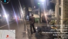 KETAHUAN: pemasangan kabel optik baru provider First Media diduga tak kantongi izin dan juga di bekingi oleh oknum Marinir Cilandak. (Foto: Ekslusif suararealitas.co/D.Ridwan).