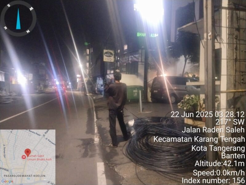 KETAHUAN: pemasangan kabel optik baru provider First Media diduga tak kantongi izin dan juga di bekingi oleh oknum Marinir Cilandak. (Foto: Ekslusif suararealitas.co/D.Ridwan).
