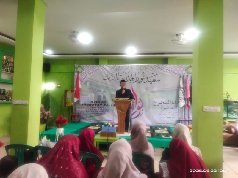 TERPANTAU: Ponpes Nurul Hidayah luluskan 14 santri putri, Ustadz mengatakan bahwa kalian akan diuji di tengah masyarakat!. (Foto: Istimewa).