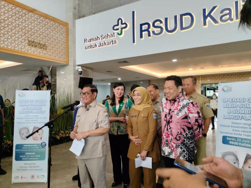 TERPANTAU: Gubernur DKI Jakarta, Pramono Anung saat tinjau langsung operasi bibir sumbing,  katarak, dan khitanan massal. (Foto: Istimewa).