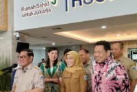TERPANTAU: Gubernur DKI Jakarta, Pramono Anung saat tinjau langsung operasi bibir sumbing,  katarak, dan khitanan massal. (Foto: Istimewa).