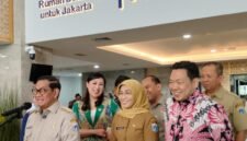 TERPANTAU: Gubernur DKI Jakarta, Pramono Anung saat tinjau langsung operasi bibir sumbing,  katarak, dan khitanan massal. (Foto: Istimewa).