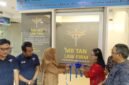 TERPANTAU: prosesi pemotongan pita pada peresmian kantor baru Mr Tan Law Firm dan PT Tristan Bangun Persada Nusantara. (Foto: suararealitas.co).