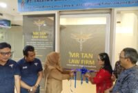 TERPANTAU: prosesi pemotongan pita pada peresmian kantor baru Mr Tan Law Firm dan PT Tristan Bangun Persada Nusantara. (Foto: suararealitas.co).