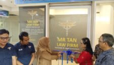 TERPANTAU: prosesi pemotongan pita pada peresmian kantor baru Mr Tan Law Firm dan PT Tristan Bangun Persada Nusantara. (Foto: suararealitas.co).