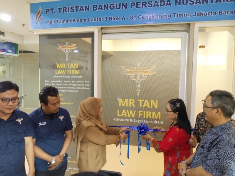 TERPANTAU: prosesi pemotongan pita pada peresmian kantor baru Mr Tan Law Firm dan PT Tristan Bangun Persada Nusantara. (Foto: suararealitas.co).